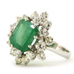 Anillo con esmeralda 2,50ct y diamantes en cesta