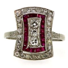 Anillo rectangular con diamantes y rubíes estilo art decô