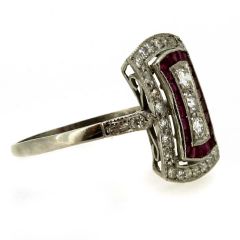 Anillo rectangular con diamantes y rubíes estilo art decô