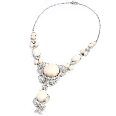 Collar floral de diamantes y coral piel de ángel