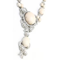 Collar floral de diamantes y coral piel de ángel
