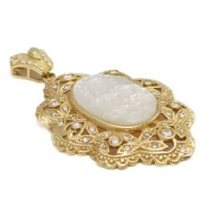 Medalla de nácar y diamantes
