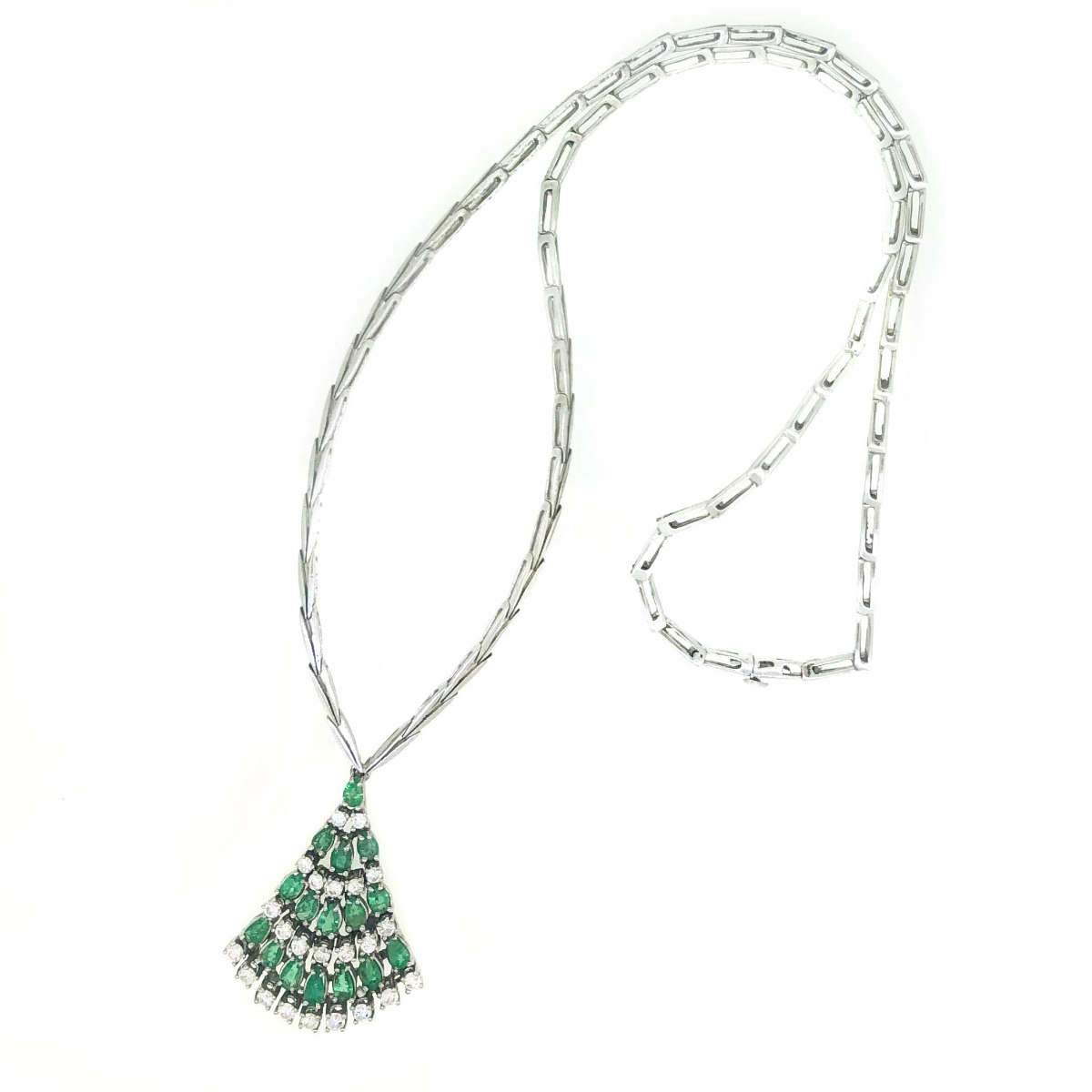 Gargantilla con colgante de esmeraldas y diamantes